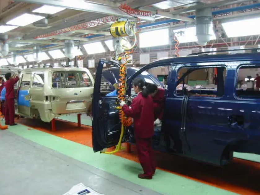 Automotive Final Assembly: Door Disassembly Manipulator
